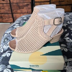 Earth Women's Ivy Syrah Beige Sandal